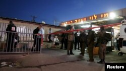Pasukan Israel mengamankan lokasi penikaman di supermarket dekat Ramallah, Tepi Barat, Kamis (18/2).