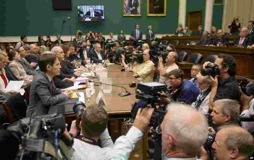 Centers for Disease Control and Prevention (CDC) Director Dr. Tom Frieden (left) prepares to testify prior to testifying during a hearing to examine the government's response to contain the disease and whether America's hospitals and health care workers are adequately prepared for Ebola patients, Capitol Hill, Washington, Oct. 16, 2014.