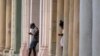 Cubanos usan sus teléfonos celulares desde una conexión wifi pública cerca del malecón en La Habana, Cuba, el martes 14 de julio de 2021.