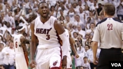 Una fabulosa canasta de Wade enfrió el estadio de los Bobcats. Se pudo ver las caras largas de los aficionados después del juego. (Archivo).