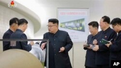 北韓領導人金正恩在一處沒有指明的地點視察核武器裝置