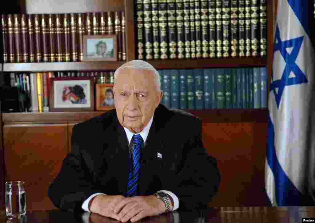 Já como primeiro-ministro, Ariel Sharon envia uma mensagem pela televisão para a nação de Jerusalém Agosto 15, 2005.