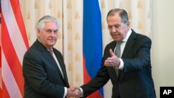 Le secrétaire d'Etat Rex Tillerson et le Russe Sergey Lavrov se salue avant leur rencontre à Moscou, Russie, le 12 avril 2017.
