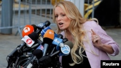 Porno glumica Stefani Kliford, poznata i kao Stormi Danijels, ispred federalnog suda na Menhentnu, u aprilu 2018. (Foto: Reuters/Lucas Jackson)