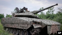 Український військовий на шведській БМП CV90 на позиціях біля Бахмута у Донецькій області, 25 червня 2023 р. (Фото: Роман Чоп через AP)