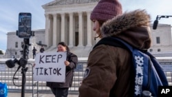 Callie Goodwin iz Kalifornije drži znak podrške TikToku ispred zgrade Vrhovnog suda, u petak, 10. januara 2025. u Washingtonu. (Foto: AP/Jacquelyn Martin)