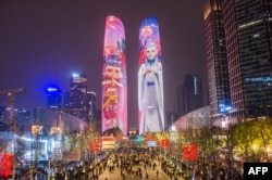 2025年2月12日，中國四川成都的兩座大樓上亮起了電影 “哪吒2” 的人物畫像。