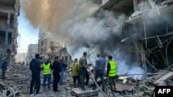 Vatrogasci gase požar na mestu izraelskog vazdušnog napada u naselju Gobiri u južnom predgrađu Bejruta 15. novembra 2024. godine, usred rata između Izraela i Hezbolaha koji je u toku.