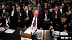 Direktur Intelijen Nasional AS, James Clapper Jr., bersiap untuk memberikan kesaksian di hadapan Komite Angkatan Bersenjata Senat di Gedung Capitol, Washington DC, 5 Januari 2017. (REUTERS/Kevin Lamarque).