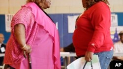 La obesidad está directamente relacionada con el desarrollo de enfermedades como las cardiovasculares, incluyendo los ataques al corazón, presión alta, dos tipos de diabetes y aumenta el riesgo de cáncer.