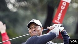 Tiger Woods berkunjung ke Thailand untuk melakukan turnamen amal bagi korban banjir.