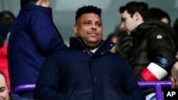 ARCHIVO - El exjugador del Real Madrid Ronaldo Nazário, ahora presidente de Valladolid, mira hacia el campo antes de un partido de fútbol de la Liga española entre Valladolid y Real Madrid en Valladolid, España, el viernes 30 de diciembre de 2022.