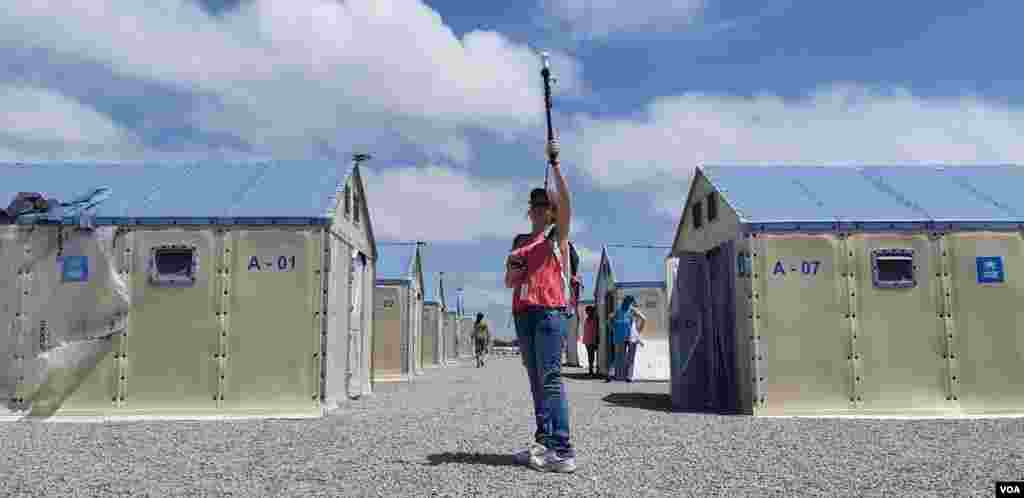 VOA Noticias Celia Mendoza y Alejandra Arredondo pasaron 11 días en las líneas fronterizas entre Venezuela, Brasil, Colombia y Ecuador informando sobre el éxodo de venezolanos en la región. (Alejandra Arredondo, Celia Mendoza – VOA) https://www.voanoticias.com/a/venezuela-frontera-ecuador-colombia/4541245.html 