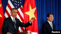 ប្រធានាធិបតីស.រ.អា លោក Barack Obama (L) ចូលរួមក្នុងសន្និសីទជាមួយប្រធានាធិបតីវៀតណាមលោក Tran Dai Quang នៅឯវិមានប្រធានាធិបតីទីក្រុងហាណូយ ប្រទេសវៀតណាម កាលពីថ្ងៃទី២៣ ឧសភា ២០១៦។