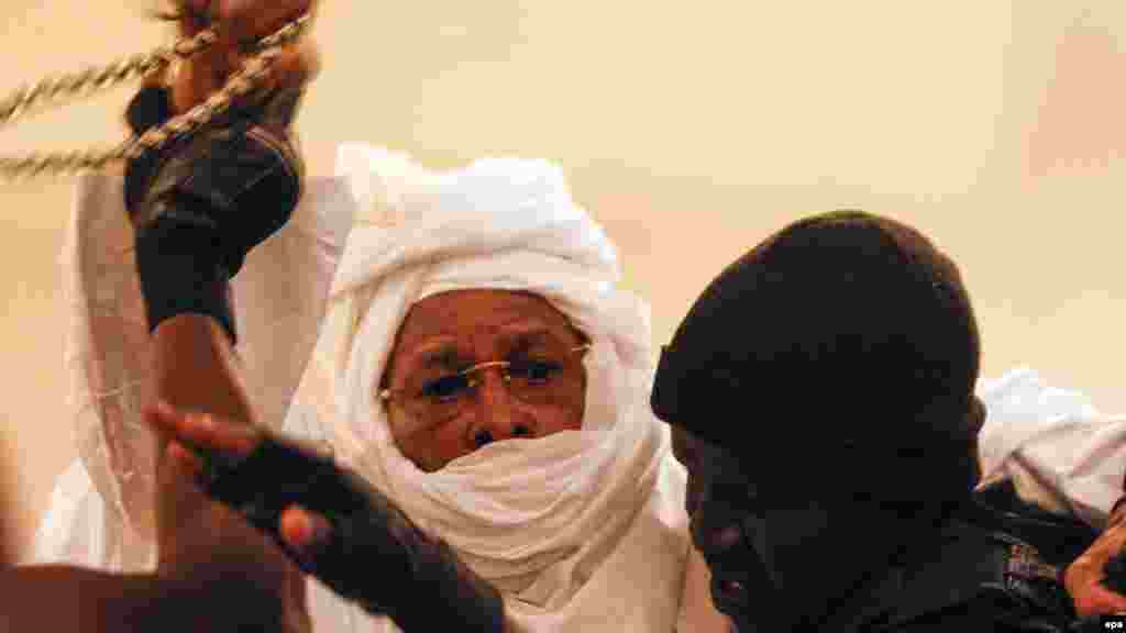 L'ancien dirigeant tchadien Hissène Habré est escorté par la police sénégalaise au Palais de Justice à Dakar, le 20 juillet 2015.