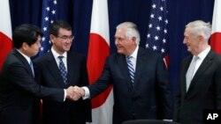 Menteri Pertahanan Jepang Itsunori Onodera (kiri), Menteri Luar Negari Jepang Taro Kono, berjabat tangan dengan Menteri Luar Negeri AS Rex Tillerson yang berdiri di sebelah Menteri Pertahanan AS James Mattis saat menjelang pembicaraan masalah keamanan di Departmen Luar Negeri di Washington. (AP Photo/Jacquelyn Martin)