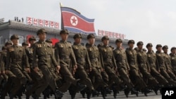 지난달 9일 북한 정권수립 65주년 기념 열병식에서 군인들이 행진하고 있다. (자료사진)