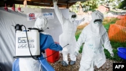 Le personnel médical de l'unité de traitement Ebola (ETU) à l'hôpital général de Bwera, dans l'ouest de l'Ouganda, à la frontière avec la RDC,le 12 décembre 2018.
