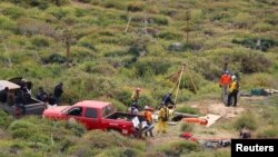 Miembros de un equipo de rescate trabajan en un sitio donde se encontraron tres cadáveres en el estado de Baja California, donde se reportó la desaparición de un turista estadounidense y dos australianos, en la Bocana, México, 3 de mayo de 2024. REUTERS/Francisco Javier Cruz
