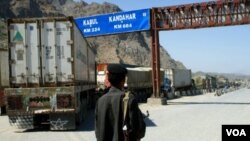 Penjaga perbatasan Pakistan-Afghanistan melarang truk NATO melintasi daerah Khyber (Foto: dok).
