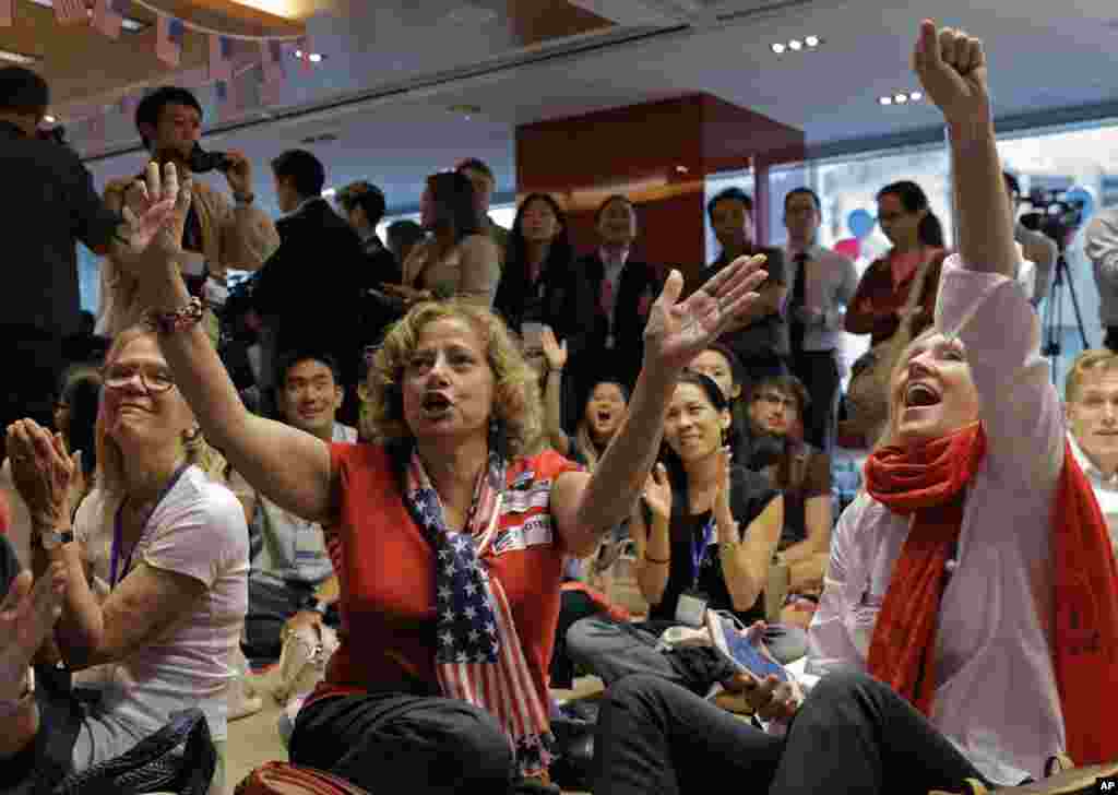 Réactions des supporters d'Hillary Clinton en regardant les résultats de l'élection présidentielle américaine à Hong Kong, le 9 novembre 2016.