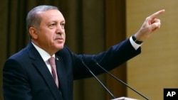 Shugaban Turkiya Recep Tayyip Erdogan yana jawabi akan kokarin juyin mulkin da bai yi nasara ba.