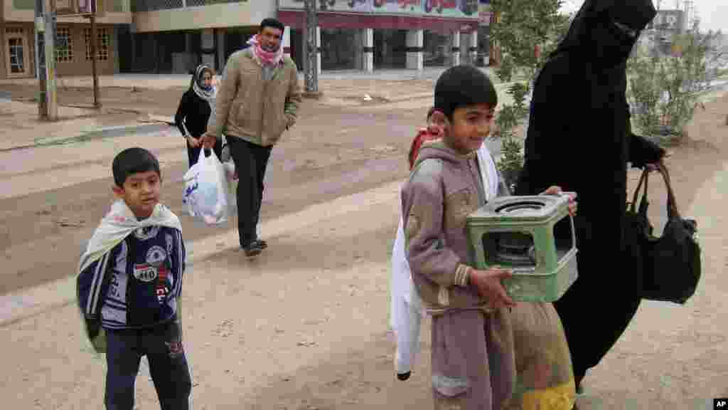 Civilians leave their homes after clashes between the Iraqi army and al-Qaida fighters in Fallujah, Jan. 5, 2014.
