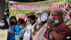 Protesta indígena amazónica frente al Ministerio de Justicia contra la invasión de sus territorios por narcotraficantes y por los títulos de propiedad de sus tierras en Lima, Perú, el miércoles 20 de octubre de 2021.