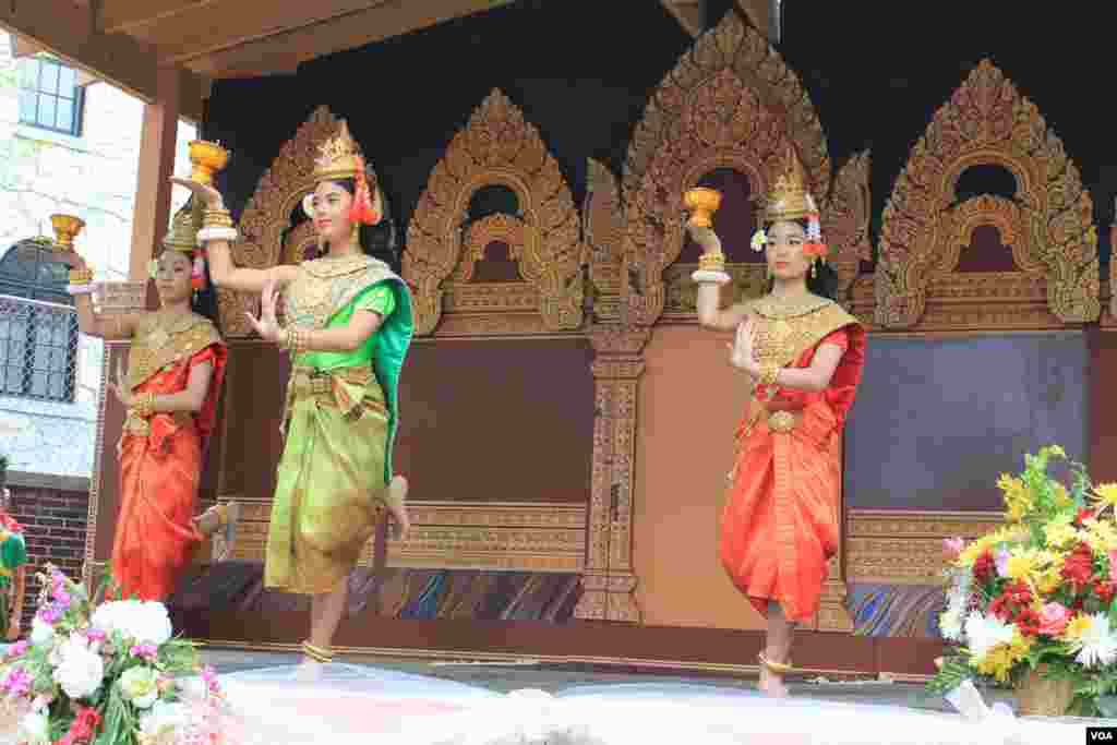 ការសម្ដែងរបាំជូនពរ ក្នុងកម្មវិធីចូលឆ្នាំខ្មែរ នៅរដ្ឋធានីវ៉ាស៊ីនតោន កាលពីថ្ងៃអាទិត្យ ទី៣០ ខែមេសា ឆ្នាំ២០១៧។ (ភី សុភាដា/VOA)