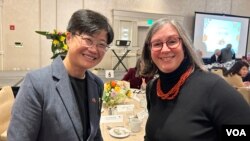 美国在台协会执行理事蓝莺(右)与驻美国台北经济文化代表处副代表杨懿珊参加华府台湾同乡会感恩节餐会合影。(2024年11月16日，美国之音锺辰芳拍摄)