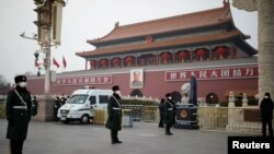 帶著防疫口罩的武警士兵在天安門前站崗。（2020年1月27日）