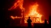 Le feu dévore une habitation à Paradise, en Californie, le 8 novembre 2018.