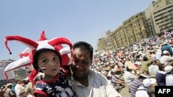 Qohira, "Tahrir" maydonida har kuni bir tadbir. Namoyish yoki miting. Yoshu qari shu yerda.