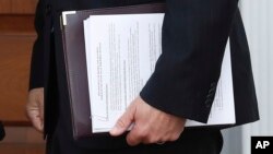 Fotografía de los documentos que llevó Kris Kobach a su reunión con el presidente electo Donald Trump.