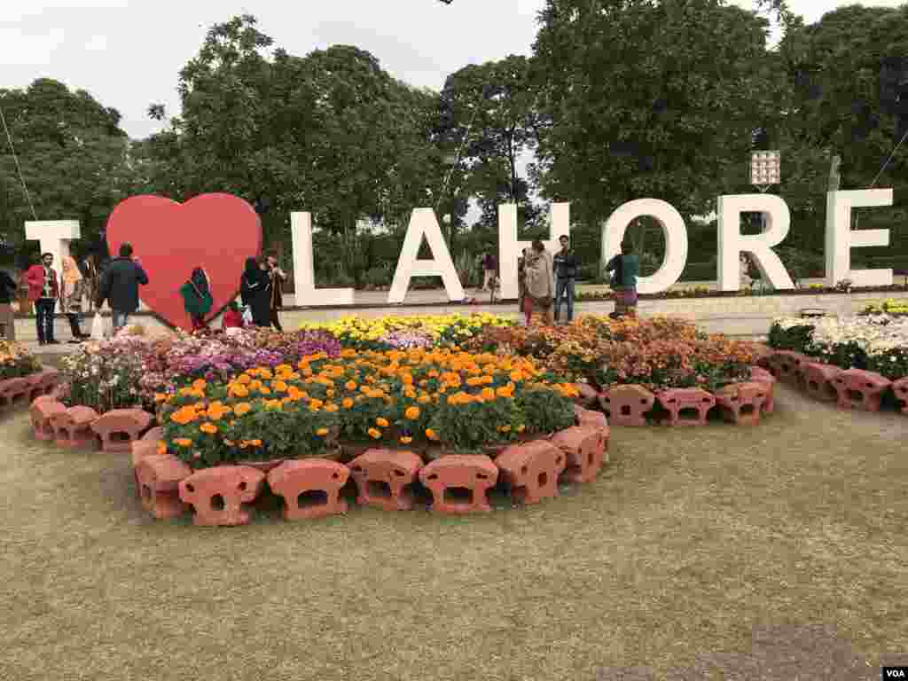 احتیاطی تدابیر کو یقینی بناتے ہوئے فلاور شو دیکھنے کے لیے آنے والوں کو مسلسل چلتے رہنے کی تلقین کی جاتی ہے۔ تا کہ شہریوں کے درمیان فاصلہ قائم رہے۔