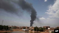 ARHIVA - Dim se tiže iznad Kartuma, u Sudanu, 8. juna 2023, dok se borbe između dve sukobljene formacije vojske nastavljaju