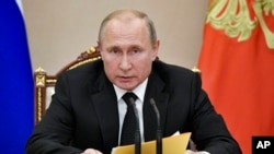 El presidente ruso Vladimiri Putin aseguró que a diferencia de los tiempos de la Guerra Fría, hoy es Rusia la que va a la cabeza en la tecnología del armamento. Foto AP