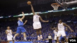 El base puertorriqueño de los Mavericks de Dallas, José Juan Barea (11), en uno de los partidos ante los Thunder, supera la defensa del congolés Serge Ibaka (9).
