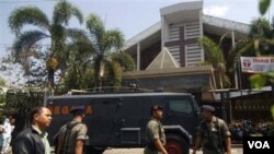 Polisi Indonesia melakukan penjagaan ketat terhadap Gereja Bethel Indonesia Sepenuh (GBIS) di Solo, pasca terjadinya serangan bom bunuh diri (25/9). (Foto: Dok)