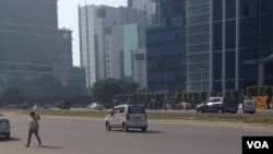 Jalan di Gurgaon yang biasanya penuh dengan mobil ini terlihat cukup sepi pada hari Selasa pagi, 22 September 2015 saat diluncurkannya inisiatif 'Car Free Day' (VOA/ A. Parischa)
