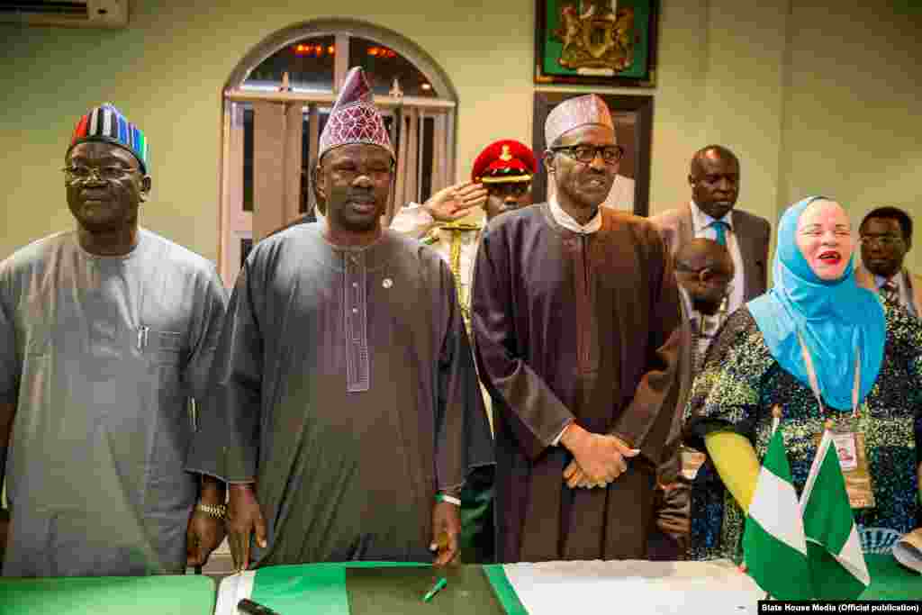 Shugaba Muhammadu Buhari yana bude Cibiyar Ayyukan Shige da Ficen Baki ta Najeriya tare da karamar jakadiya Mrs Uche Ajulu-Okeke da mai rikon mukamin babban jakadan Najeriya a Afirka ta Kudu, Mr. Martins Cobham a lokacin da ya gana da al'ummar Najeriya a karamin ofishin jakadancin Najeriya na Johannesburg a Afirka ta Kudu.