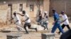 Des membres de la milice pro-gouvernementale Imbonerakure poursuivent les manifestants de l'opposition dans le district de Kinama, Bujumbura, Burundi, le 25 mai 2015.