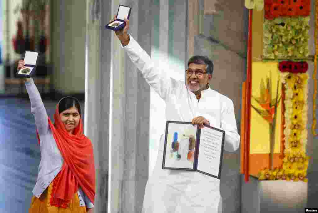 Les lauréats du prix Nobel de la paix Malala Yousafzai et Kailash Satyarthi posent avec leurs médailles au cours de la cérémonie de remise du Prix Nobel de la Paix à l'Hôtel de Ville d'Oslo, le 10 décembre 2014.