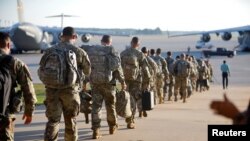 圖為北卡羅來納州布拉格堡（Fort Bragg）陸軍基地的官兵準備登機執行救援任務（2017年9月13日）