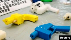 Вилучені пластикові пістолети, створені за допомогою технології 3D-друку, демонструються в поліцейському пункті Канагава в Йокогамі, на південь від Токіо, 8 травня 2014 року.