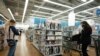 En esta foto de archivo del 25 de marzo de 2021, los compradores miran artículos en Bed, Bath and Beyond, en Nueva York, EE.UU. 