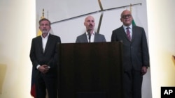 El diplomático noruego Dag Nylander, al centro, habla mientras está flanqueado por el delegado de la oposición venezolana Gerardo Blyde Pérez, a la izquierda, y el presidente de la AN venezolana, Jorge Rodríguez, durante una conferencia de prensa en México. [Foto de archivo]