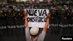 Un manifestante pide una "Nueva Constitución" durante una protesta contra el gobierno en Lima, Perú el 4 de febrero de 2023.