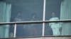 ARCHIVO - Migrantes deportados desde EEUU pueden verse junto a las ventanas de un hotel donde son albergados en Ciudad Panamá, el 18 de febrero de 2025.