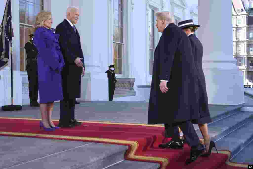 Perezida Joe Biden w'Amerika na madamu we Jill Biden bakira Perezida watowe Donald Trump na madamu we Melania Trump muri prezidansi aho bagombaga gusangira icyayi mbere yo guhererekanya ubutegetsi kuwa mbere taliki 20/1/ 2025